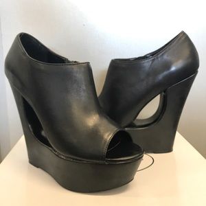 Steve Madden Deltaa black leather wedge